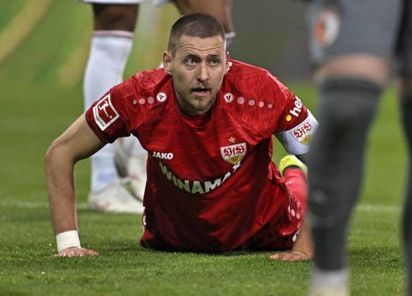 10.05.2024, Fussball 1. Bundesliga 2023 2024, 33.Spieltag, FC Augsburg - VfB Stuttgart, in der WWK-Arena Augsburg, Waldemar Anton (Stuttgart) am Boden.