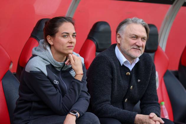 Sport Bilder des Tages Cheftrainerin Sabrina Wittmann (FC Ingolstadt 04) mit Geschaeftsfuehrer Dietmar Beiersdorfer vor dem Spiel FC Ingolstadt 04 gegen VfB Luebeck am 11.05.2024, DFB regulations prohibit any use of photographs as image sequences and or quasi-video. GER, Fussball, 3. Liga, Spieltag 37, FC Ingolstadt 04 gegen VfB Luebeck, 11.05.2024, Audi Sportpark Ingolstadt Copyright: xEibner-Pressefoto OliverxSTRISCHx EP-OSH