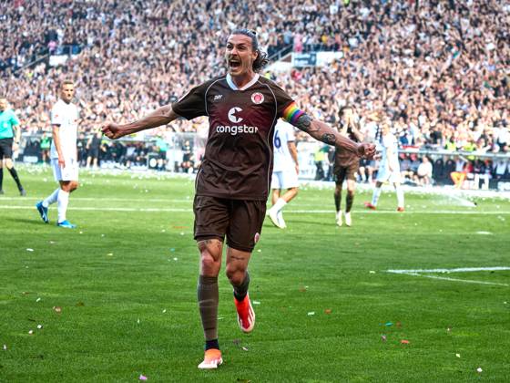 Marcel Hartel (FC St. Pauli 10) . schiesst in der 68 Spielminute das dritte Tor fuer St. Pauli. Der Jubel und die Freude ist gross bei Jackson Irvine (FC St. Pauli 07) GER, FC St. Pauli vs. VFL Osnabrueck, 2. Bundesliga, 33. Spieltag, Fussball, Spielzeit 2023 2024, 12.05.2024 GER, FC St. Pauli vs. VFL Osnabrueck, 2. Bundesliga, 33. Spieltag, Fussball, Spielzeit 2023 2024, 12.05.2024 Hamburg Copyright: xEibner-Pressefoto xStephaniexZerx EP_SZE