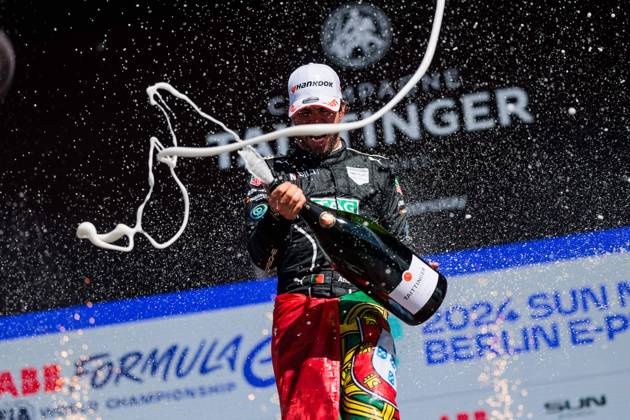 Bilder des Jahres 2024, Sport 05 Mai Sport Themen der Woche KW19 Sport Bilder des Tages DA COSTA Antonio Felix (prt), TAG HEUER Porsche Formula E Team, Porsche 99X Electric, portrait at the podium during the 2024 Berlin ePrix, 7th meeting of the 2023-24 ABB FIA Formula E World Championship, WM, Weltmeisterschaft on the Tempelhof Airport Street Circuit from May 10 to 12, 2024 in Berlin, Germany - 2024 FORMULA E BERLIN ePRIX DPPI Panoramic  03424010_GH_04382
