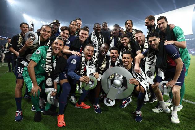 Bilder des Jahres 2024, Sport 05 Mai Sport Themen der Woche KW19 Fußball, Paris St. Germain - FC Toulouse PSG players celebrate with the Ligue 1 trophy after the Ligue 1 match between Paris Saint Germain and Toulouse FC at Parc Des Princes on May 12, 2024 in Paris, France. ( Photo by Franck Fife Pool Panoramic ) - FOOTBALL : PSG vs Toulouse - Ligue 1 - 12 05 2024 FedericoPestellini Panoramic 