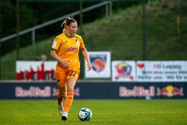 Sarai Linder (TSG Hoffenheim, 22) am Ball, GER, RB Leipzig vs TSG 1899 Hoffenheim, Fussball Google Pixel Frauen Bundesliga, 21. Spieltag, Saison 2023 2024, 10.05.2024 DFB regulations prohibit any use of photographs as image sequences and or quasi-video GER, RB Leipzig vs TSG 1899 Hoffenheim, Fussball Google Pixel Frauen Bundesliga, 21. Spieltag, Saison 2023 2024, 10.05.2024 Leipzig Copyright: xEibner-Pressefoto Memmlerx EP_MMR