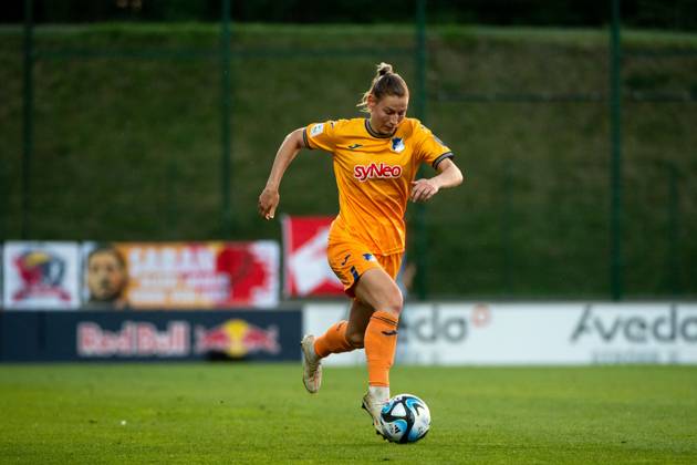 Sarai Linder (TSG Hoffenheim, 22) am Ball, GER, RB Leipzig vs TSG 1899 Hoffenheim, Fussball Google Pixel Frauen Bundesliga, 21. Spieltag, Saison 2023 2024, 10.05.2024 DFB regulations prohibit any use of photographs as image sequences and or quasi-video GER, RB Leipzig vs TSG 1899 Hoffenheim, Fussball Google Pixel Frauen Bundesliga, 21. Spieltag, Saison 2023 2024, 10.05.2024 Leipzig Copyright: xEibner-Pressefoto Memmlerx EP_MMR