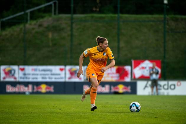 Sarai Linder (TSG Hoffenheim, 22) am Ball, GER, RB Leipzig vs TSG 1899 Hoffenheim, Fussball Google Pixel Frauen Bundesliga, 21. Spieltag, Saison 2023 2024, 10.05.2024 DFB regulations prohibit any use of photographs as image sequences and or quasi-video GER, RB Leipzig vs TSG 1899 Hoffenheim, Fussball Google Pixel Frauen Bundesliga, 21. Spieltag, Saison 2023 2024, 10.05.2024 Leipzig Copyright: xEibner-Pressefoto Memmlerx EP_MMR