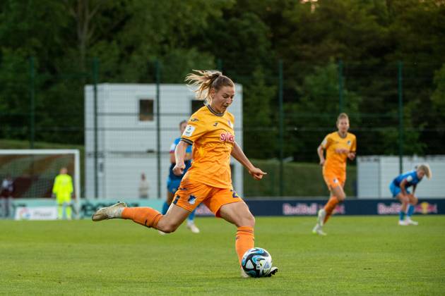 Sarai Linder (TSG Hoffenheim, 22) am Ball, GER, RB Leipzig vs TSG 1899 Hoffenheim, Fussball Google Pixel Frauen Bundesliga, 21. Spieltag, Saison 2023 2024, 10.05.2024 DFB regulations prohibit any use of photographs as image sequences and or quasi-video GER, RB Leipzig vs TSG 1899 Hoffenheim, Fussball Google Pixel Frauen Bundesliga, 21. Spieltag, Saison 2023 2024, 10.05.2024 Leipzig Copyright: xEibner-Pressefoto Memmlerx EP_MMR