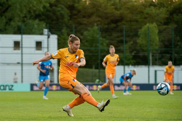 Sarai Linder (TSG Hoffenheim, 22) am Ball, GER, RB Leipzig vs TSG 1899 Hoffenheim, Fussball Google Pixel Frauen Bundesliga, 21. Spieltag, Saison 2023 2024, 10.05.2024 DFB regulations prohibit any use of photographs as image sequences and or quasi-video GER, RB Leipzig vs TSG 1899 Hoffenheim, Fussball Google Pixel Frauen Bundesliga, 21. Spieltag, Saison 2023 2024, 10.05.2024 Leipzig Copyright: xEibner-Pressefoto Memmlerx EP_MMR