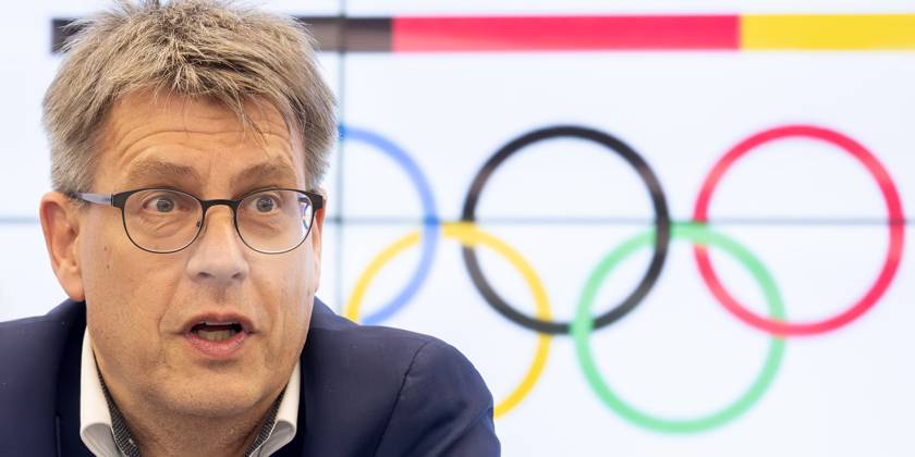 Gemeinsame Pressekonferenz von DFB, DOSB und DFL Thomas Weikert (Präsident Deutscher Olympischer Sportbund) spricht während der Pressekonferenz. Pressekonferenz Geschlossen gegen den Hass im Netz am 13. Mai 2024 in Frankfurt am Main., Frankfurt am Main Hessen Deutschland DFB-Campus