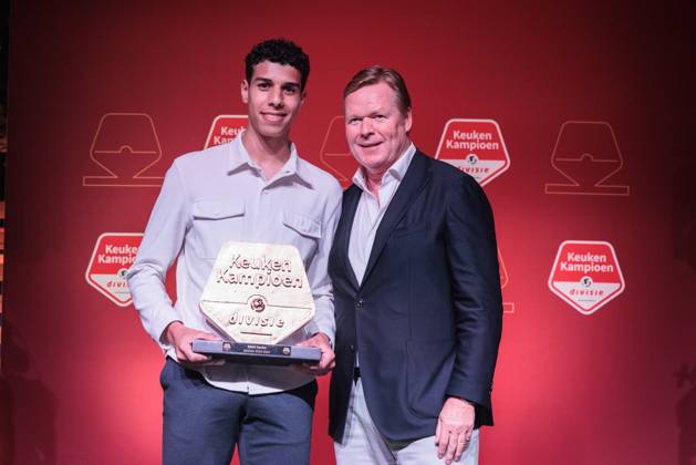 CUIJK , 15-05-2024 , Inspyrium, season 2023 2024 , Dutch Football Keuken Kampioen Divisie. Beste Speler , winnaar Gouden Kampioensschild seizoen 2023 2024 , Walid Ould-Chikh (Roda JC), Uitgereikt door Bondscoach Ronald Koeman tijdens de derde editie Kampioensdiner KKD Kampioensdiner 2023 2024  x25241055x Copyright: