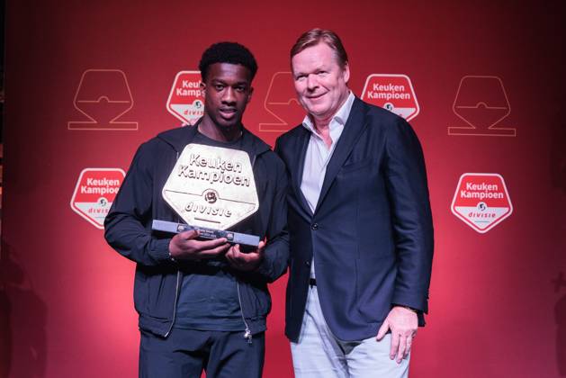 CUIJK , 15-05-2024 , Inspyrium, season 2023 2024 , Dutch Football Keuken Kampioen Divisie. Beste Talent , winnaar Gouden Kampioensschild seizoen 2023 2024 , Shiloh ™t Zand (FC Dordrecht), Uitgereikt door Bondscoach Ronald Koeman tijdens de derde editie Kampioensdiner KKD Kampioensdiner 2023 2024  x25241058x Copyright: