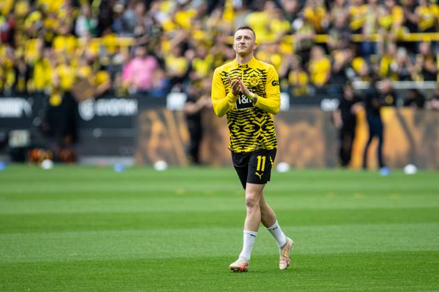 1.Fußball Bundesliga, 34.Spieltag: Borussia Dortmund - SV Darmstadt 98; 18.05.2024 Marko Reus (Borussia Dortmund, 11) alleine auf dem Spielfeld bei dem Aufwärmen, die ganze Mannschaft wartet neben dem Spielfeld. 1.Fußball Bundesliga, 34.Spieltag: Borussia Dortmund - SV Darmstadt 98; Signal-Iduna-Park, Dortmund; 18.05.2024 DFL DFB regulations prohibit any use of photographs as image sequences and or quasi video. Copyright: xBEAUTIFULxSPORTS Buriakovx