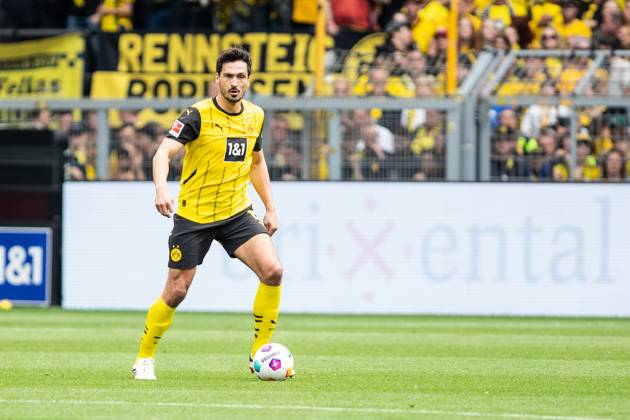 1.Fußball Bundesliga, 34.Spieltag: Borussia Dortmund - SV Darmstadt 98; 18.05.2024 Mats Hummels (Borussia Dortmund, 15) Trikot für Saison 2024-2025, neu 1.Fußball Bundesliga, 34.Spieltag: Borussia Dortmund - SV Darmstadt 98; Signal-Iduna-Park, Dortmund; 18.05.2024 DFL DFB regulations prohibit any use of photographs as image sequences and or quasi video. Copyright: xBEAUTIFULxSPORTS Buriakovx
