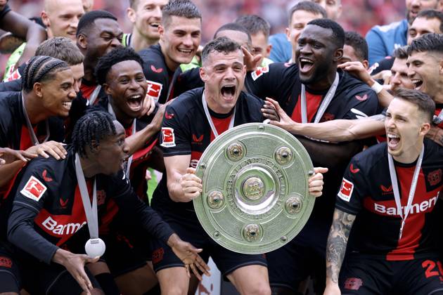 Bilder des Jahres 2024, Sport 05 Mai Sport Themen der Woche KW21 Sport Bilder des Tages XHAKA Granit Team Bayer 04 Leverkusen bei der Siegerehrung mit der Meisterschale DFL Bundesliga Saison 2023 - 2024 Meisterfeier Bundesliga Spiel Bayer 04 Leverkusen - FC Augsburg am 18.05. 2024 in Leverkusen DFL REGULATIONS PROHIBIT ANY USE OF PHOTOGRAPHS as IMAGE SEQUENCES and or QUASI-VIDEO Copyright: xLacixPerenyix