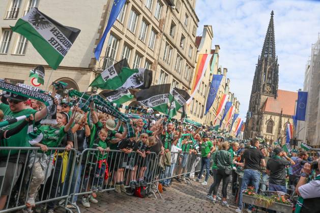DEU, Deutschland, Nordrhein-Westfalen, Münster, 19.05.2024: Jubelnde Fans des SC Preußen Münster auf dem Prinzipalmarkt. SC Preußen Münster feiert den Aufstieg in die 2. Fußball-Bundesliga