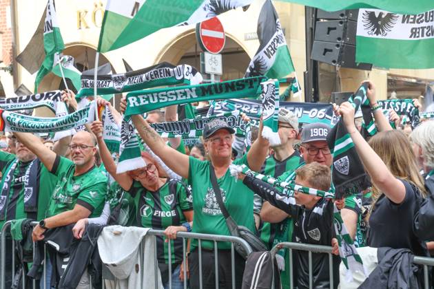DEU, Deutschland, Nordrhein-Westfalen, Münster, 19.05.2024: Jubelnde Fans des SC Preußen Münster auf dem Prinzipalmarkt. SC Preußen Münster feiert den Aufstieg in die 2. Fußball-Bundesliga