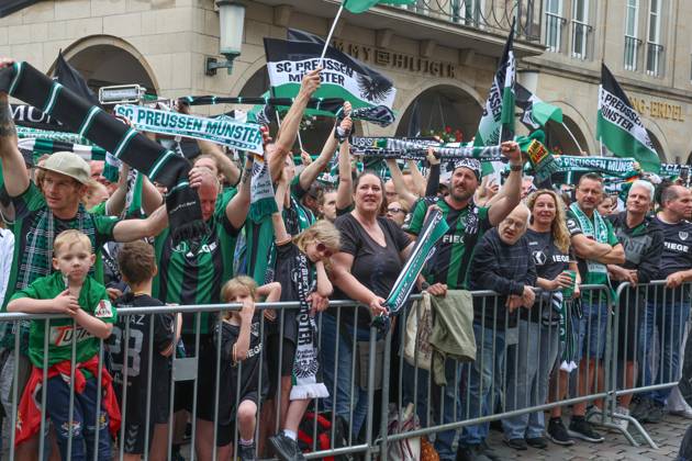 DEU, Deutschland, Nordrhein-Westfalen, Münster, 19.05.2024: Jubelnde Fans des SC Preußen Münster auf dem Prinzipalmarkt. SC Preußen Münster feiert den Aufstieg in die 2. Fußball-Bundesliga