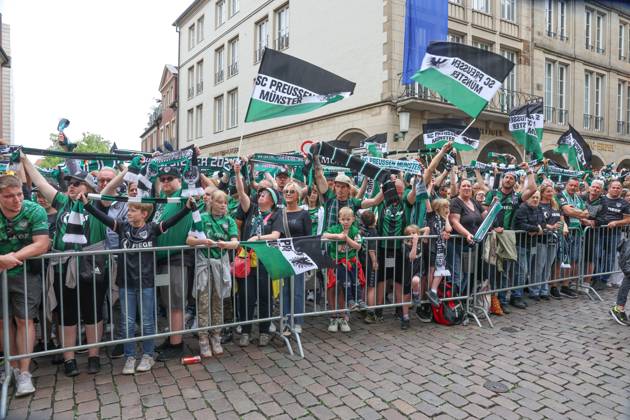 DEU, Deutschland, Nordrhein-Westfalen, Münster, 19.05.2024: Jubelnde Fans des SC Preußen Münster auf dem Prinzipalmarkt. SC Preußen Münster feiert den Aufstieg in die 2. Fußball-Bundesliga