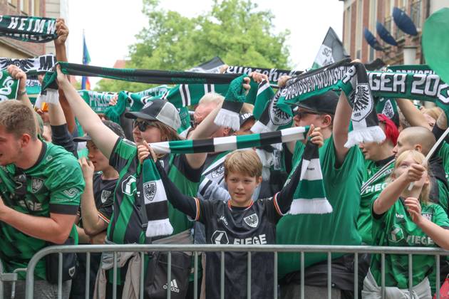 DEU, Deutschland, Nordrhein-Westfalen, Münster, 19.05.2024: Jubelnde Fans des SC Preußen Münster auf dem Prinzipalmarkt. SC Preußen Münster feiert den Aufstieg in die 2. Fußball-Bundesliga