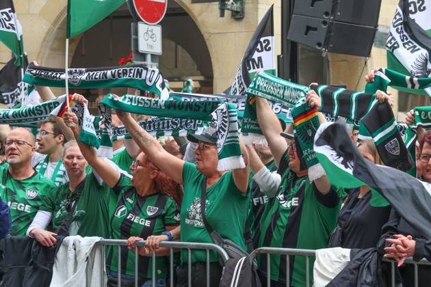 DEU, Deutschland, Nordrhein-Westfalen, Münster, 19.05.2024: Jubelnde Fans des SC Preußen Münster auf dem Prinzipalmarkt. SC Preußen Münster feiert den Aufstieg in die 2. Fußball-Bundesliga