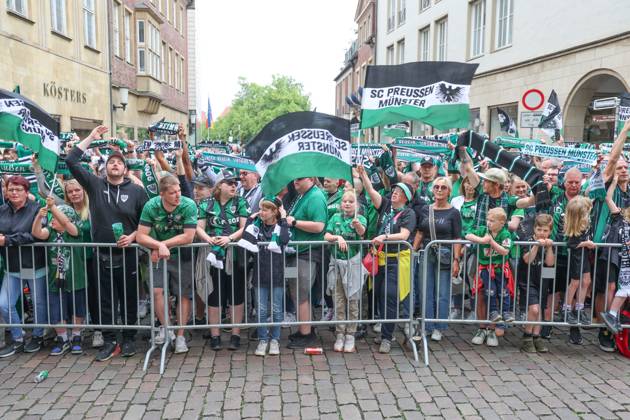 DEU, Deutschland, Nordrhein-Westfalen, Münster, 19.05.2024: Jubelnde Fans des SC Preußen Münster auf dem Prinzipalmarkt. SC Preußen Münster feiert den Aufstieg in die 2. Fußball-Bundesliga