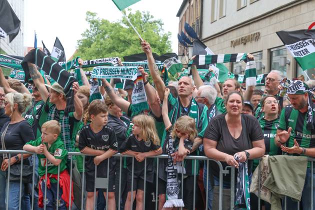 DEU, Deutschland, Nordrhein-Westfalen, Münster, 19.05.2024: Jubelnde Fans des SC Preußen Münster auf dem Prinzipalmarkt. SC Preußen Münster feiert den Aufstieg in die 2. Fußball-Bundesliga