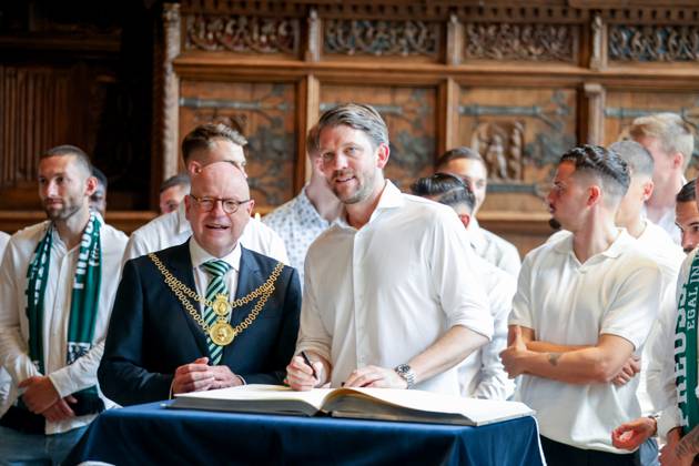 DEU, Deutschland, Nordrhein-Westfalen, Münster, 19.05.2024: Rathaus-Empfang des SC Preußen Münster. Markus Lewe (CDU), Oberbürgermeister der Stadt Münster empfängt die Mannschaft im Historischen Rathaus. Begrüßung im Friedenssaal und Eintrag ins Goldene Buch. SC Preußen Münster feiert den Aufstieg in die 2. Fußball-Bundesliga