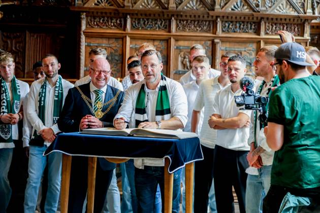 DEU, Deutschland, Nordrhein-Westfalen, Münster, 19.05.2024: Rathaus-Empfang des SC Preußen Münster. Markus Lewe (CDU), Oberbürgermeister der Stadt Münster empfängt die Mannschaft im Historischen Rathaus. Begrüßung im Friedenssaal und Eintrag ins Goldene Buch. SC Preußen Münster feiert den Aufstieg in die 2. Fußball-Bundesliga