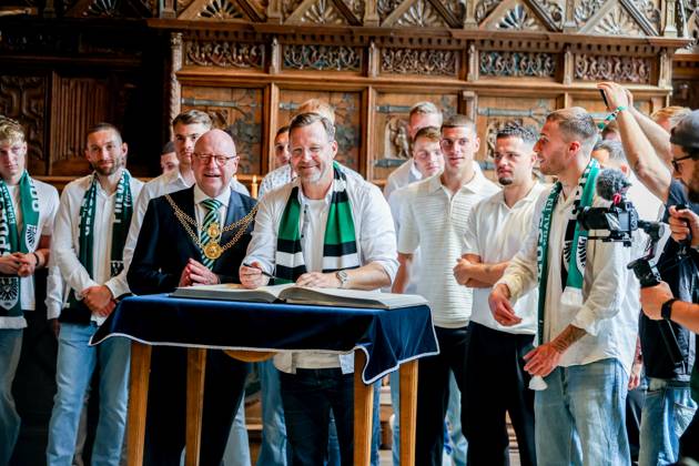 DEU, Deutschland, Nordrhein-Westfalen, Münster, 19.05.2024: Rathaus-Empfang des SC Preußen Münster. Markus Lewe (CDU), Oberbürgermeister der Stadt Münster empfängt die Mannschaft im Historischen Rathaus. Begrüßung im Friedenssaal und Eintrag ins Goldene Buch. SC Preußen Münster feiert den Aufstieg in die 2. Fußball-Bundesliga