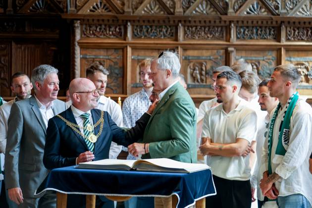 DEU, Deutschland, Nordrhein-Westfalen, Münster, 19.05.2024: Rathaus-Empfang des SC Preußen Münster. Markus Lewe (CDU), Oberbürgermeister der Stadt Münster empfängt die Mannschaft im Historischen Rathaus. Begrüßung im Friedenssaal und Eintrag ins Goldene Buch. SC Preußen Münster feiert den Aufstieg in die 2. Fußball-Bundesliga