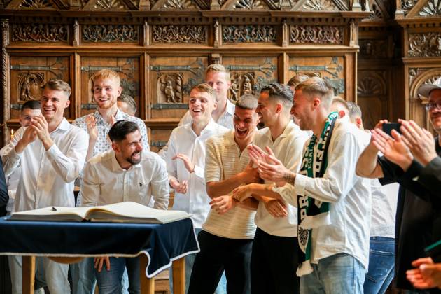 DEU, Deutschland, Nordrhein-Westfalen, Münster, 19.05.2024: Rathaus-Empfang des SC Preußen Münster. Markus Lewe (CDU), Oberbürgermeister der Stadt Münster empfängt die Mannschaft im Historischen Rathaus. Begrüßung im Friedenssaal und Eintrag ins Goldene Buch. SC Preußen Münster feiert den Aufstieg in die 2. Fußball-Bundesliga