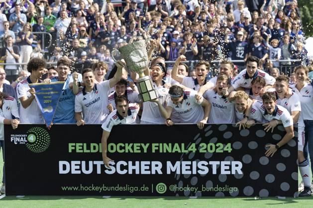 Bilder des Jahres 2024, Sport 05 Mai Sport Themen der Woche KW21 Sport Bilder des Tages Die Mannschaft vom Mannheimer HC ist Deutscher Meister geworden, Pokal, Jubel, Freude, Lachen. Hockey 1. Bundesliga Ferldhockey Final4 2024 Herren Saison 2023 2024, Finale Mannheimer HC (MA) - Hamburger Polo Club (HH), 4:2 n.P., am 19.05.2024, B o n n e r T V Sportanlage, in Bonn. Â