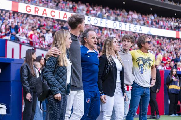Atletico Madrid vs CA Osasuna - LaLiga EA Sports 2023 2024 Oscar Ortega, athletic trainer of Atletico Madrid, with his family receives a tribute from the players and fans in his last match as athletic trainer of Atletico Madrid during the La Liga EA Sports 2023 24 football match between Atletico Madrid vs CA Osasuna at Estadio Metropolitano on May 19, 2024 in Madrid, Spain. Madrid Estadio Metropolitano Madrid Spain Copyright: xAlbertoxGardinx AGardin_20240519_Football_Liga_Atletico_Madrid_vs_Osasuna_048