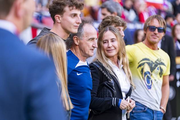 Atletico Madrid vs CA Osasuna - LaLiga EA Sports 2023 2024 Oscar Ortega, athletic trainer of Atletico Madrid, with his family receives a tribute from the players and fans in his last match as athletic trainer of Atletico Madrid during the La Liga EA Sports 2023 24 football match between Atletico Madrid vs CA Osasuna at Estadio Metropolitano on May 19, 2024 in Madrid, Spain. Madrid Estadio Metropolitano Madrid Spain Copyright: xAlbertoxGardinx AGardin_20240519_Football_Liga_Atletico_Madrid_vs_Osasuna_045
