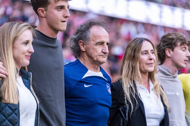 Atletico Madrid vs CA Osasuna - LaLiga EA Sports 2023 2024 Oscar Ortega, athletic trainer of Atletico Madrid, with his family receives a tribute from the players and fans in his last match as athletic trainer of Atletico Madrid during the La Liga EA Sports 2023 24 football match between Atletico Madrid vs CA Osasuna at Estadio Metropolitano on May 19, 2024 in Madrid, Spain. Madrid Estadio Metropolitano Madrid Spain Copyright: xAlbertoxGardinx AGardin_20240519_Football_Liga_Atletico_Madrid_vs_Osasuna_051