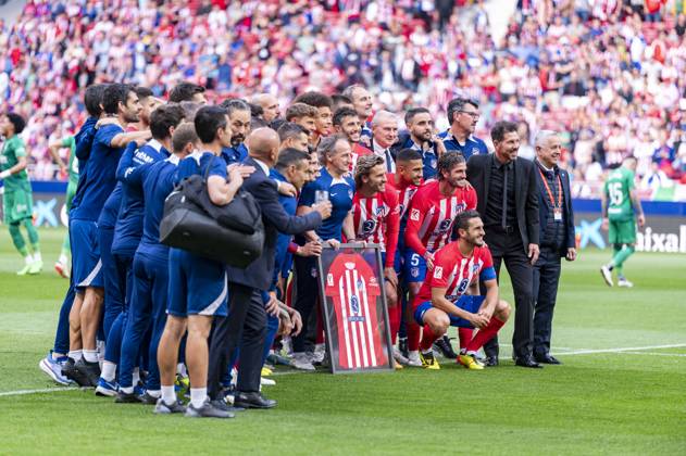 Atletico Madrid vs CA Osasuna - LaLiga EA Sports 2023 2024 Oscar Ortega, athletic trainer of Atletico Madrid, with his family receives a tribute from the players and fans in his last match as athletic trainer of Atletico Madrid during the La Liga EA Sports 2023 24 football match between Atletico Madrid vs CA Osasuna at Estadio Metropolitano on May 19, 2024 in Madrid, Spain. Madrid Estadio Metropolitano Madrid Spain Copyright: xAlbertoxGardinx AGardin_20240519_Football_Liga_Atletico_Madrid_vs_Osasuna_066