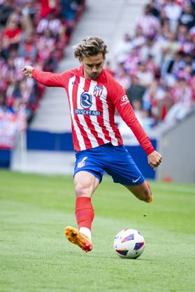 Atletico Madrid vs CA Osasuna - LaLiga EA Sports 2023 2024 Antoine Griezmann of Atletico Madrid in action with the ball during the La Liga EA Sports 2023 24 football match between Atletico Madrid vs CA Osasuna at Estadio Metropolitano on May 19, 2024 in Madrid, Spain. Madrid Estadio Metropolitano Madrid Spain Copyright: xAlbertoxGardinx AGardin_20240519_Football_Liga_Atletico_Madrid_vs_Osasuna_089
