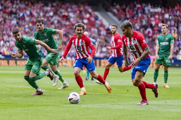Atletico Madrid vs CA Osasuna - LaLiga EA Sports 2023 2024 Antoine Griezmann of Atletico Madrid (C) seen while Angel Correa of Atletico Madrid (R) is in action with the ball during the La Liga EA Sports 2023 24 football match between Atletico Madrid vs CA Osasuna at Estadio Metropolitano on May 19, 2024 in Madrid, Spain. Madrid Estadio Metropolitano Madrid Spain Copyright: xAlbertoxGardinx AGardin_20240519_Football_Liga_Atletico_Madrid_vs_Osasuna_099