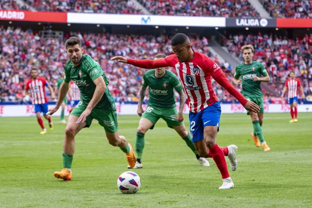 Atletico Madrid vs CA Osasuna - LaLiga EA Sports 2023 2024 Samuel Lino of Atletico Madrid (R) seen in action against Jesus Areso of CA Osasuna (L) during the La Liga EA Sports 2023 24 football match between Atletico Madrid vs CA Osasuna at Estadio Metropolitano on May 19, 2024 in Madrid, Spain. Madrid Estadio Metropolitano Madrid Spain Copyright: xAlbertoxGardinx AGardin_20240519_Football_Liga_Atletico_Madrid_vs_Osasuna_115