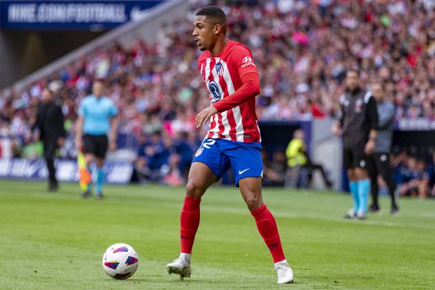 Atletico Madrid vs CA Osasuna - LaLiga EA Sports 2023 2024 Samuel Lino of Atletico Madrid in action with the ball during the La Liga EA Sports 2023 24 football match between Atletico Madrid vs CA Osasuna at Estadio Metropolitano on May 19, 2024 in Madrid, Spain. Madrid Estadio Metropolitano Madrid Spain Copyright: xAlbertoxGardinx AGardin_20240519_Football_Liga_Atletico_Madrid_vs_Osasuna_120
