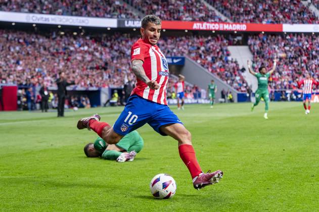 Atletico Madrid vs CA Osasuna - LaLiga EA Sports 2023 2024 Angel Correa of Atletico Madrid attempts a kick during the La Liga EA Sports 2023 24 football match between Atletico Madrid vs CA Osasuna at Estadio Metropolitano on May 19, 2024 in Madrid, Spain. Madrid Estadio Metropolitano Madrid Spain Copyright: xAlbertoxGardinx AGardin_20240519_Football_Liga_Atletico_Madrid_vs_Osasuna_121