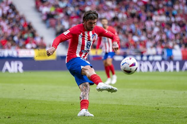 Atletico Madrid vs CA Osasuna - LaLiga EA Sports 2023 2024 Rodrigo De Paul of Atletico Madrid attempts a kick during the La Liga EA Sports 2023 24 football match between Atletico Madrid vs CA Osasuna at Estadio Metropolitano on May 19, 2024 in Madrid, Spain. Madrid Estadio Metropolitano Madrid Spain Copyright: xAlbertoxGardinx AGardin_20240519_Football_Liga_Atletico_Madrid_vs_Osasuna_157
