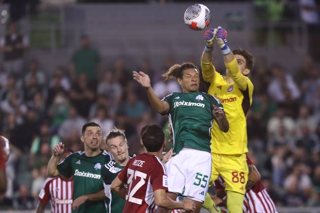 Willian Arao of Panathinaikos FC in action against Konstantinos Tzolakis goalkeeper of Olympiacos FC during the SuperLeague playoffs soccer match between Panathinaikos FC and Olympiacos FC held at Apostolos Nikolaidis Stadium in Athens, Greece, 19 May 2024. IMAGO ONE INCH PRODUCTIONS ATHENS Greece Copyright: xOnexInchxProductionsx 6225644