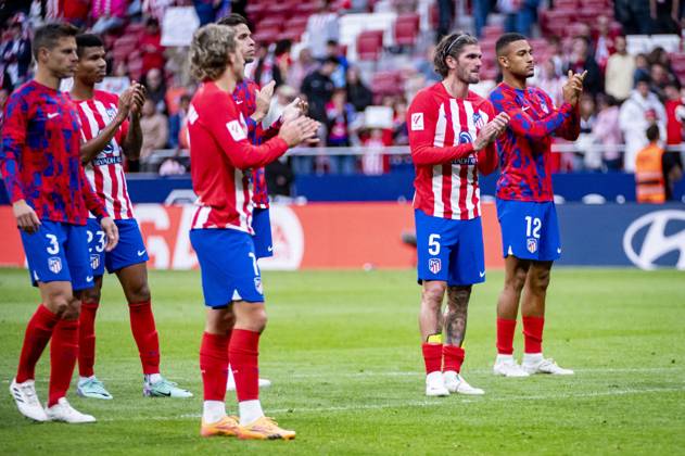 Atletico Madrid vs CA Osasuna - LaLiga EA Sports 2023 2024 Atletico Madrid players (from L to R) Antoine Griezmann, Rodrigo De Paul and Samuel Lino of Atletico Madrid cheers the fans during the La Liga EA Sports 2023 24 football match between Atletico Madrid vs CA Osasuna at Estadio Metropolitano on May 19, 2024 in Madrid, Spain. Madrid Estadio Metropolitano Madrid Spain Copyright: xAlbertoxGardinx AGardin_20240519_Football_Liga_Atletico_Madrid_vs_Osasuna_456