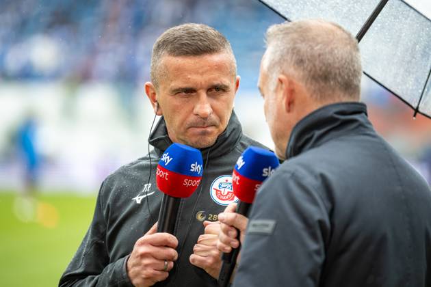 Rostock, Deutschland 19. Mai 2024: 2. BL - 2023 2024 - FC Hansa Rostock vs. SC Paderborn Im Bild: v.li. Trainer Mersad Selimbegovic (Hansa Rostock) im Interview bei SKY DFL regulations prohibit any use of photographs as image sequences and or quasi-video. Copyright: xFotostandx xVoelkerx