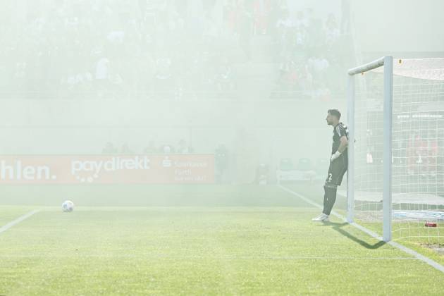 Bilder des Jahres 2024, Sport 05 Mai Sport Themen der Woche KW21 Marius Müller, S04, im Pyro-Nebel im Rückrundenspiel der Saison 2023 2024 zwischen SpVgg Greuther Fürth und FC Schalke 04 (2:0) in Fürth; 19 05 2024 - 