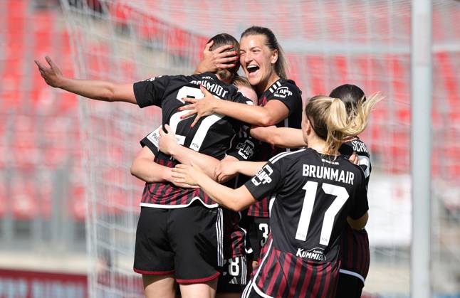 Bilder des Jahres 2024, Sport 05 Mai Sport Themen der Woche KW21 Sport Bilder des Tages 20.05.2024 - Fussball - Saison 2023 2024 - 1. Frauen - Fussball - Bundesliga - 22. Spieltag: 1. FC Nürnberg FCN ( Club ) - MSV Duisburg ( Zebras ) - Sportfoto Zink DaMa - xdaxmax - Jubel Freude Torjubel nach Tor zum 2:0 - Lara Schmidt (27, 1. FC Nürnberg FCN ) und Mannschaft Team jubelt freut sich - Torschütze: Lara Schmidt (27, 1. FC Nürnberg FCN )