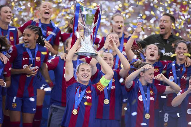 Bilder des Jahres 2024, Sport 05 Mai Sport Themen der Woche KW21 Sport Bilder des Tages FC Barcelona, Barca v Olympique Lyonnais - UEFA Women«s Champions League Final 2024 Alexia Putellas of FC Barcelona lifts the trophy as the team celebrate winning the UEFA Women s Champions League 2023 24 Final match between FC Barcelona and Olympique Lyonnais at San Mames on May 25, 2024, in Bilbao, Spain. Bilbao San Mames Basque Country Spain RL_FCBFvOLYF_00201 Copyright: xRicardoxLarreinax