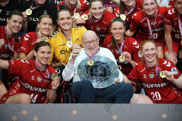 25.05.2024, Deutschland, Bietigheim, Handball 1. Bundesliga Frauen, SG BBM Bietigheim vs. HSG Blomberg-Lippe, Mäzen Eberhard Bezner mit Meisterschale und Mannschaft