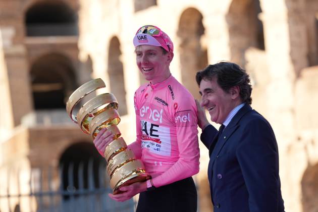 Poga& x10d;ar Tadej (Team Uae Emirates) pink jersey on the podium with Urbano Cairo during the stage 21 of the of the Giro d Italia from Rome to Rome, Italy. Sunday, May 26, 2024 cycling  Copyright: xGianxMattiaxD Albertox xLaPressex
