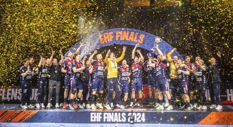 Bilder des Jahres 2024, Sport 05 Mai Sport Themen der Woche KW21 Sport Bilder des Tages 26.05.2024, Handball, Herren, Europaen League, Final Four 2024, EHF, Finale, Füchse Berlin - SG Flensburg-Handewitt Die Spieler der SG Flensburg-Handewitt feiern den Gewinn des Europapokals. Bei der Siegerehrung. Hamburg Barclays Arena Hamburg Deutschland