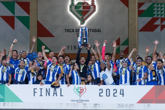 Bilder des Jahres 2024, Sport 05 Mai Sport Themen der Woche KW21 Sport Bilder des Tages Team of FC Porto celebrates during Taca de Portugal 2024 final game between FC Porto and Sporting CP at Estadio Nacional Jamor, Lisbon, Portugal. (Maciej Rogowski) Lisbon Estadio Jose Gomes Portugal Copyright: xMaciejxRogowskix portoscpfinal2024-28